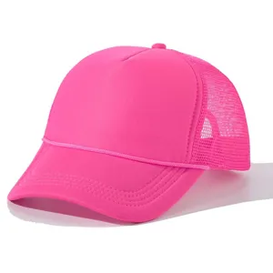 Casquette trucker rose vif avec panneau arriere en maille et cordon decoratif a l'avant.