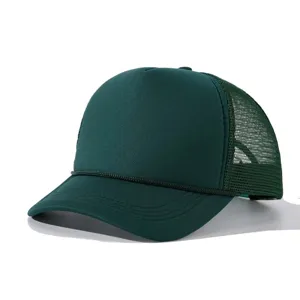 Casquette trucker vert foncé unie avec dos en filet, panneau avant en mousse et bride réglable.