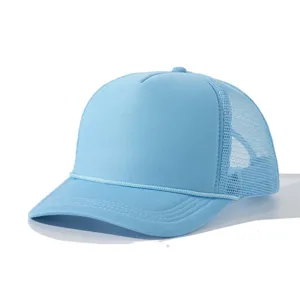Casquette trucker bleu clair avec panneau frontal en mousse et cordon. Vue détaillée.