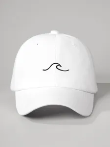 Primo piano dettaglio del cappellino da baseball bianco con ricamo onda nera minimalista.