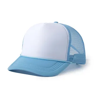 Vue rapprochée détaillée de la casquette trucker bleue avec panneaux en mesh et cordelette.