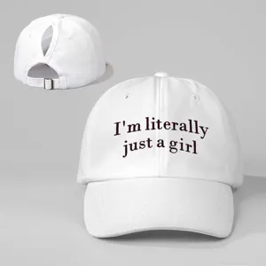 Gros plan détaillé de la casquette de baseball blanche avec broderie élégante.