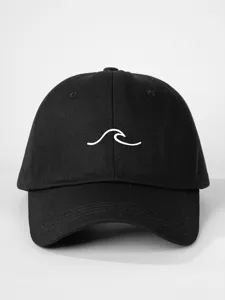 Dettaglio cappellino da baseball nero con stampa grafica onda bianca, cappello di cotone.
