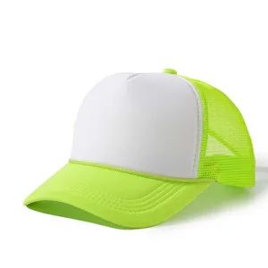 Vue rapprochée et détaillée de la casquette trucker vert néon et blanche avec filet.