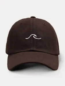 Cappellino da baseball marrone con motivo a onda bianca, cappello regolabile per ottima uso.