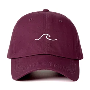 Berretto da baseball bordeaux con ricamo onda bianca, cappello sportivo regolabile.