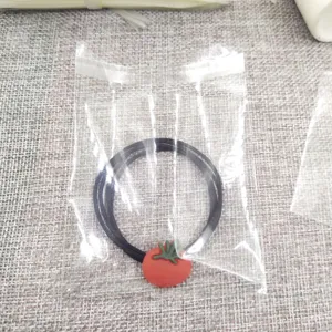 Lindo coletero de tomate con banda elástica negra, accesorio para el pelo simple en bolsa.