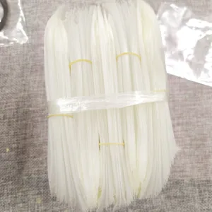 Lotes de fibras plásticas blancas para uso industrial o componente de materia prima, duraderos.