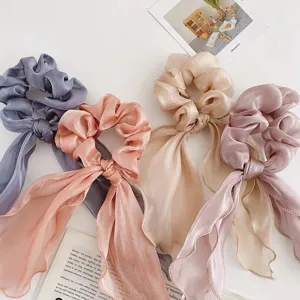 Chouchous en satin avec long ruban, attaches cheveux élégantes pour femmes et filles tendance.