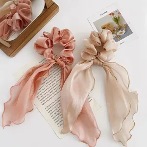 Chouchou de cheveux en soie perlée de style français avec de longs rubans pour femmes élégantes.