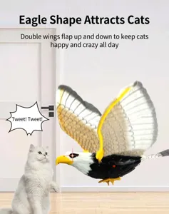 Detailansicht des elektrischen fliegenden Adler Katzenspielzeugs mit beweglichen Flügeln.