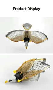 Nahaufnahme Detail des hängenden fliegenden Vogel Katzenspielzeugs Adlerflügel.