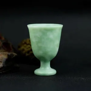 Grüner Jade Pokal Detailaufnahme mit natürlicher Textur, feiner Verarbeitung und eleganter Form.