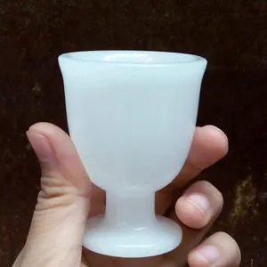 Nahaufnahme eines glatten weißen Jadekelchs, der seine elegante Silhouette zeigt.
