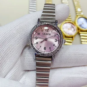 Elegante Damenuhr mit rosa Zifferblatt und glänzendem Edelstahlarmband im Bambus-Design.