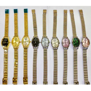 Vista detallada de múltiples relojes de mujer elegantes con esferas ovaladas y correas.