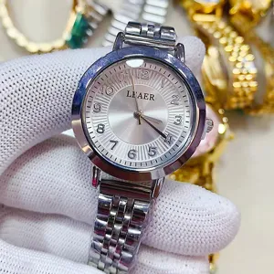 Dames zilveren quartz horloge met metalen band, stijlvol minimalistisch polshorloge.