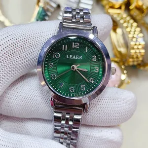 LEAER quartz horloge met groene wijzerplaat en elegante stalen kettingband voor dames.