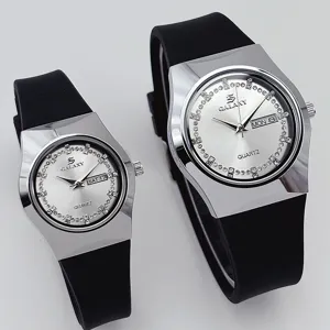 Vista detallada de relojes de cuarzo de pareja de lujo con diamantes de imitación y silicona.