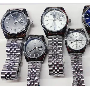 Reloj de Cuarzo Impermeable de Aleación y Acero Inoxidable Business Esfera Redonda Calendario Correa de Metal de Lujo para Parejas Hombres Mujeres