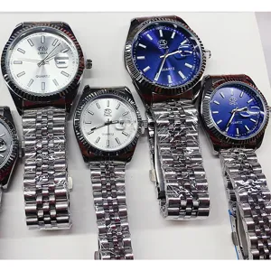 Reloj de cuarzo OMYA para parejas con correa metalica y visualizacion de fecha.