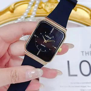 Eckige Quarzuhr mit schwarzem Silikonarmband im eleganten Retro-Stil für modische Damen.