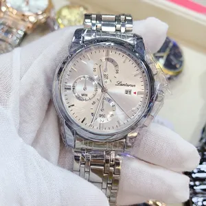 Vista dettagliata dell'orologio da polso uomo al quarzo Lanturun con quadrante argento.