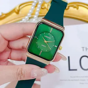 Nahaufnahme des vintage quadratischen grünen Zifferblatt Quarzuhr mit grünem Silikonarmband.