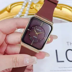 Nahaufnahme der Vintage Quarzuhr mit quadratischem Zifferblatt und braunem Silikonarmband.