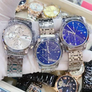 Vista dettagliata di un orologio al quarzo con quadrante multifunzione e cinturino.