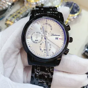 Dettaglio orologio al quarzo uomo, cinturino in acciaio nero, quadrante bianco classico.