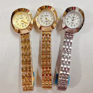 Vista dettagliata di orologio al quarzo da donna vintage con cinturino a maglie ed ovale.