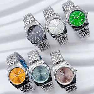Edelstahl Quarzarmbanduhr mit geriffelter Lünette und Metallarmband für Damen Detailansicht