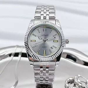 Silberne Edelstahl Quarzuhr mit geriffelter Lünette, glänzendes Metallfinish für Damen.