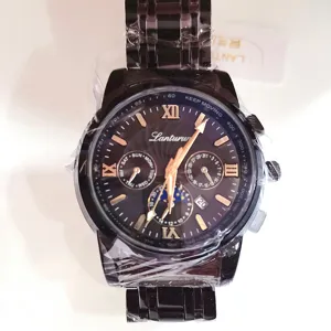 Detailansicht der LANTURUN Herren Schwarzstahl Uhr mit römischen Ziffern und Kalender.