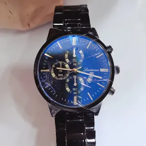 Herrenuhr aus schwarzem Edelstahl mit blauem Zifferblatt, Chronographen und Datumsanzeige.