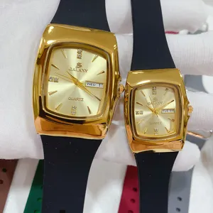 GALAXY koppel quartz horloge met gouden vierkante kast en zwarte siliconen band.