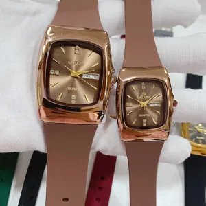 Koppel quartz horloge set met siliconen band, goudbruine wijzerplaat, dubbele kalenderweergave.