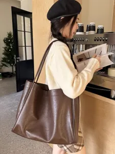 Detailansicht der braunen Ledertasche in einer eleganten Szene, zeigt feine Textur und Volumen.