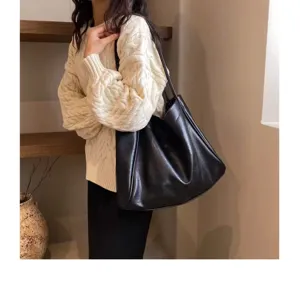 Lässige schwarze Ledertasche Schultertasche Detail Lifestyle Ansicht für den Alltag.