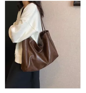 Detailansicht der stilvollen braunen PU Leder Shopper Tasche in einer Pendler Alltagsszene.