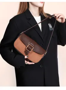Detailansicht der braunen Wildleder Patchwork Umhängetasche mit elegantem Metallschloss.