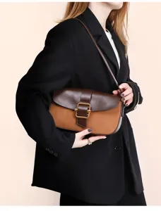 Detailansicht einer stilvollen Damen Satteltasche mit Leder und Wildleder Patchwork.