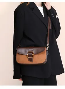 Braune Kontrast-Schultertasche aus Wildleder und Leder, elegante Satteltasche.