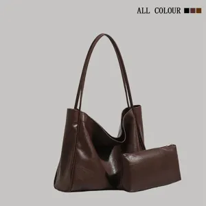 Braune Leder Pendler Tasche Detailaufnahme mit passender Pouch, grosse Kapazitaet design.