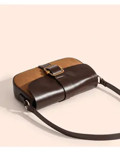 Detailansicht der stilvollen Umhängetasche aus kontrastierendem Leder mit edler Schnalle.