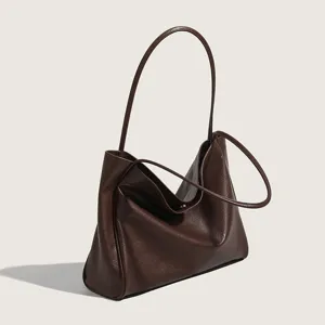 Dunkelbraune Umhängetasche Detail, minimalistisches Design, große Pendler Shopper Textur.