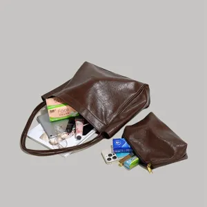 Grosse braune Leder-Pendler-Tote-Bag mit passender Tasche fuer Damen im Alltag.