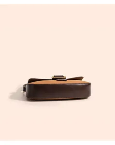 Nahaufnahme Detail braune Wildleder Kontrast Umhängetasche Leder Hardware Handwerkskunst.