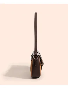 Detaillierte Seitenansicht der stilvollen braunen Wildleder und Leder Umhängetasche.